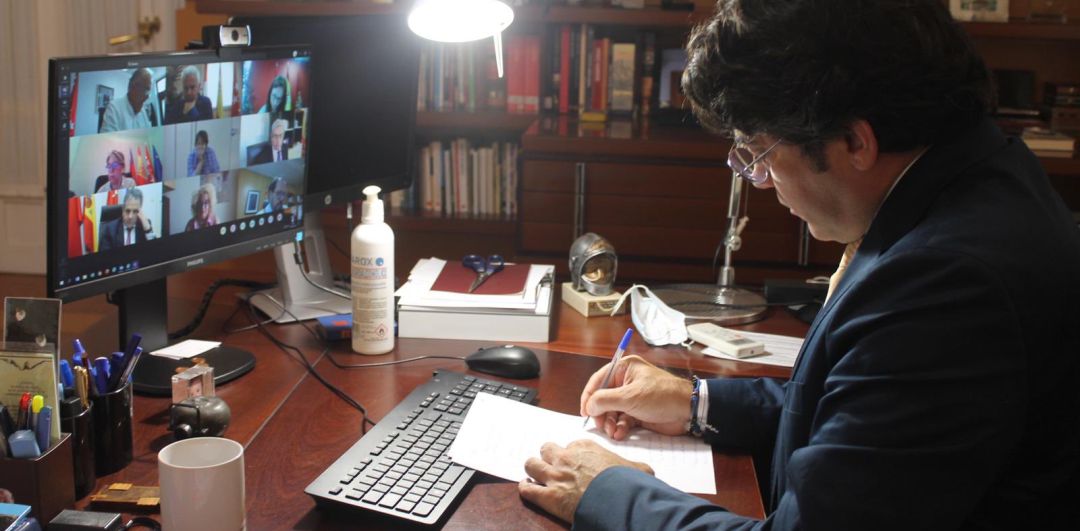 David Pérez, consejero de Administración Local, en su despacho durante un encuentro con alcaldes de ciudades afectadas por restricciones a la movilidad. En la pantalla aparecen los regidores de Parla, Fuenlabrada o Getafe. David Pérez, consejero de Administración Local, en su despacho durante un encuentro con alcaldes de ciudades afectadas por restricciones a la movilidad. En la pantalla aparecen los regidores de Parla, Fuenlabrada o Getafe.