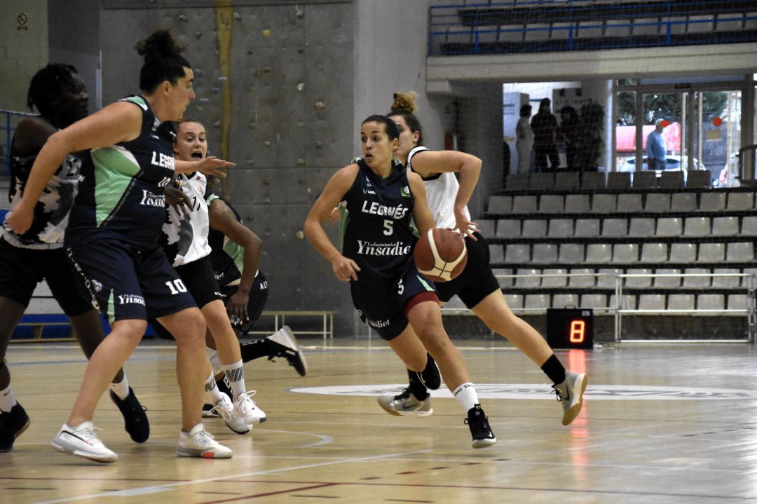 Isabel Latorre (5) penetra a canasta ante el bloqueo de Aitana Cuevas (10) en la victoria del pasado fin de semana ante el Fustecma Nou Básquet Femení de Castellón. Isabel Latorre (5) penetra a canasta ante el bloqueo de Aitana Cuevas (10) en la victoria del pasado fin de semana ante el Fustecma Nou Básquet Femení de Castellón.