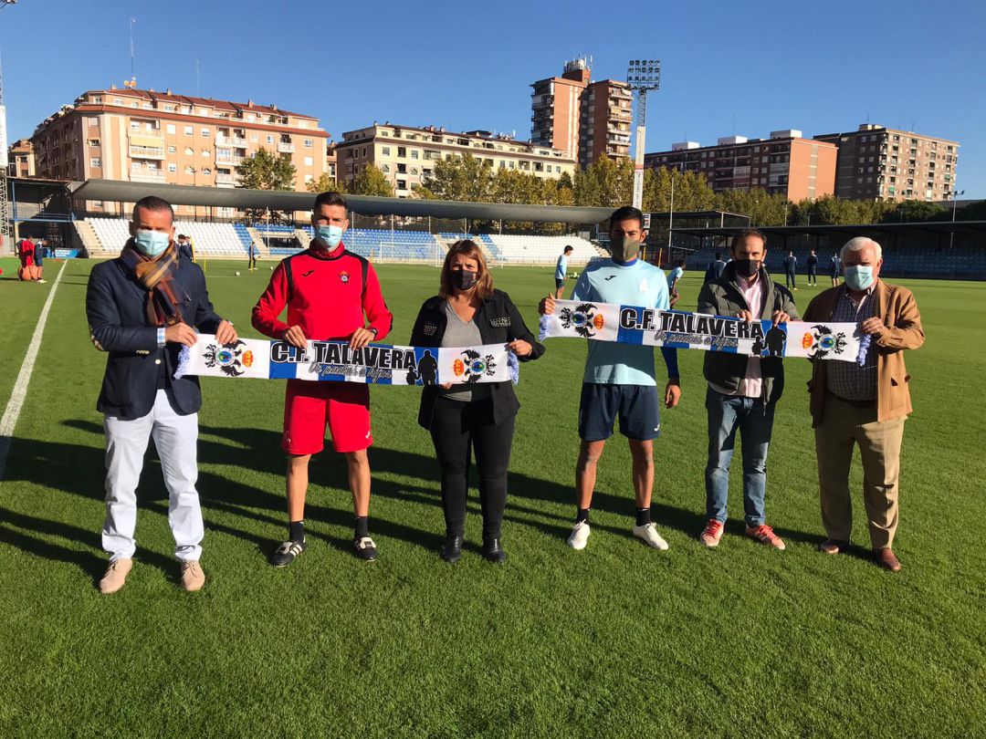 La alcaldesa y el concejal de Deporte acudiendo a por sus abonos La alcaldesa y el concejal de Deporte acudiendo a por sus abonos