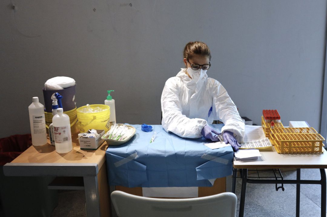 Una sanitaria se dispone a tomar muestras de sangre en el marco del estudio de seroprevalencia del COVID-19 Una sanitaria se dispone a tomar muestras de sangre en el marco del estudio de seroprevalencia del COVID-19