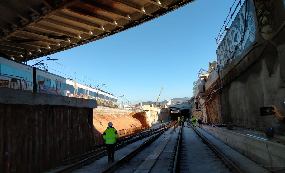 La plataforma ja està construïda en el lloc definitiu, la catenària i les vies muntades i la instal·lació posada La plataforma ja està construïda en el lloc definitiu, la catenària i les vies muntades i la instal·lació posada