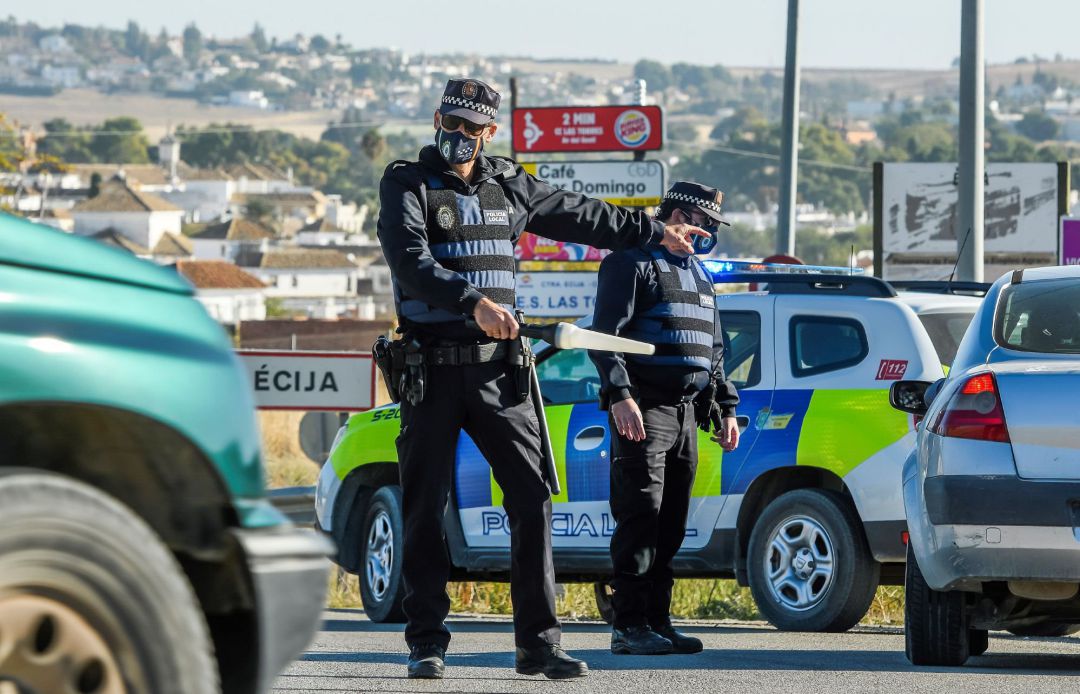 La policía local realiza un control a la entrada Écija (Sevilla), La policía local realiza un control a la entrada Écija (Sevilla),
