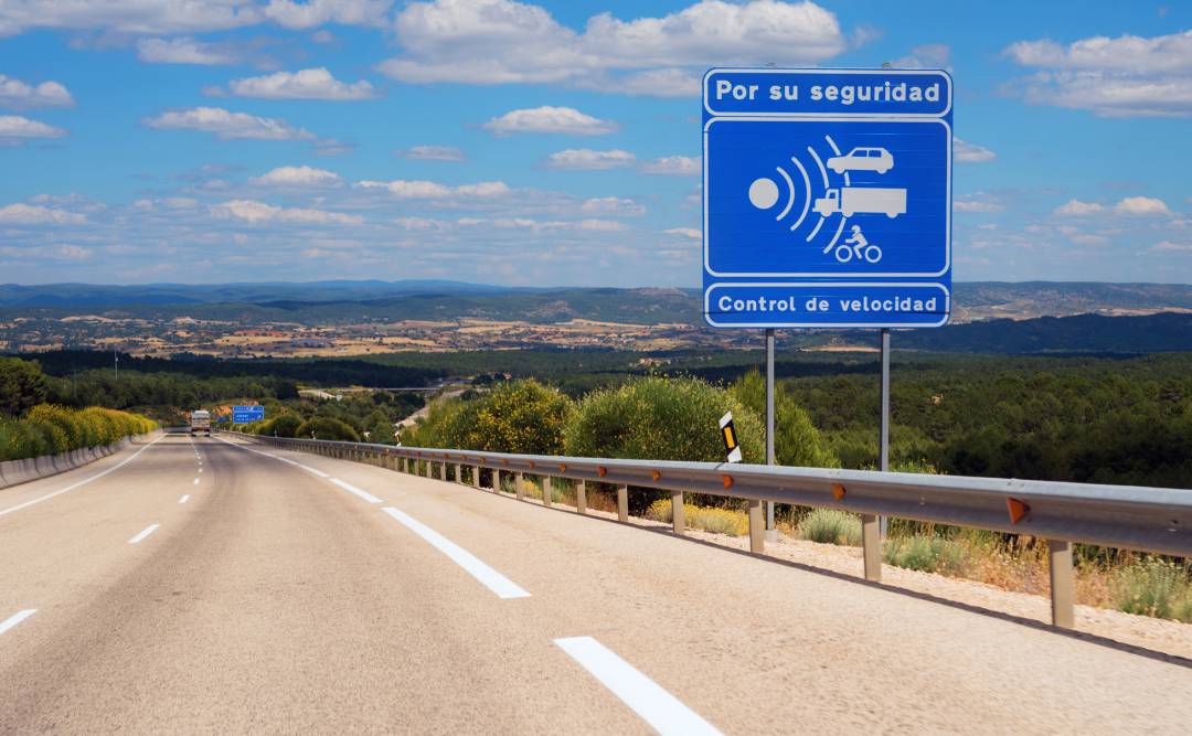 Los radares están señalizados en la vía. Los radares están señalizados en la vía.