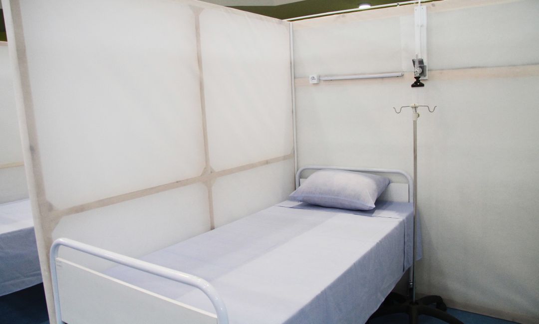 Una cama de hospital. Una cama de hospital.