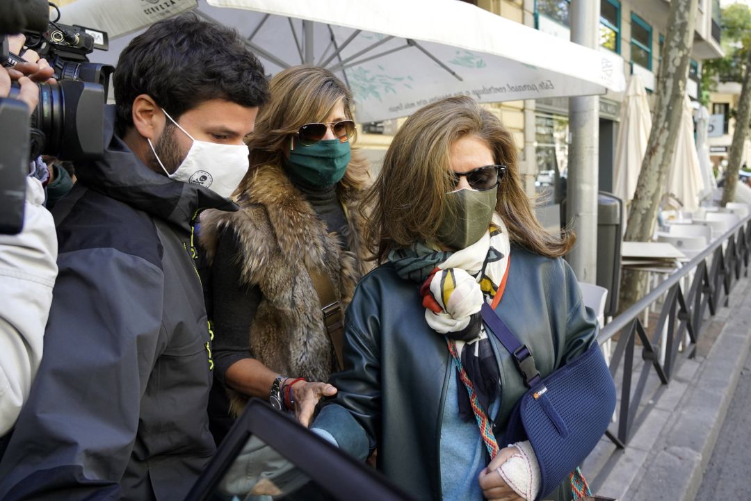 La mujer del extesorero del PP Luis Bárcenas, Rosalía Iglesias, sale de su domicilio, acompañada de su hijo Willy Bárcenas un día después de conocer que podría entrar en prisión por la trama Gürtel. La mujer del extesorero del PP Luis Bárcenas, Rosalía Iglesias, sale de su domicilio, acompañada de su hijo Willy Bárcenas un día después de conocer que podría entrar en prisión por la trama Gürtel.