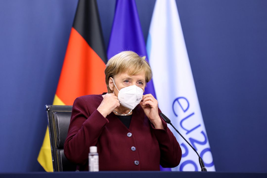La canciller alemana, Angela Merkel, se quita la máscara para la conferencia de prensa final de la cumbre de la UE en el edificio del Consejo Europeo en Bruselas. La canciller alemana, Angela Merkel, se quita la máscara para la conferencia de prensa final de la cumbre de la UE en el edificio del Consejo Europeo en Bruselas.