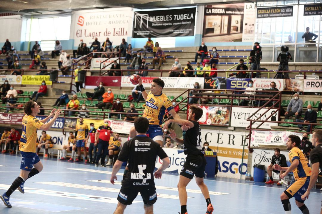El brasileño Matheus de Novais -en el aire- logró cinco goles frente a Logroño. El brasileño Matheus de Novais -en el aire- logró cinco goles frente a Logroño.