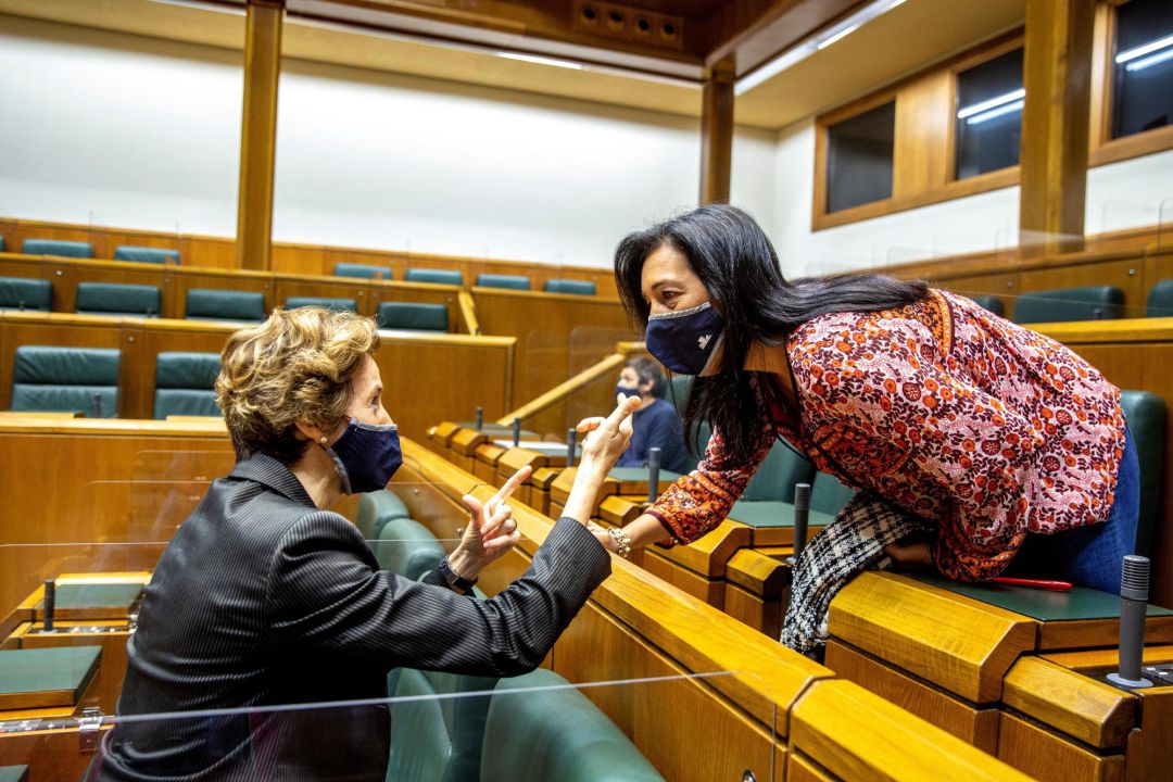 La presidenta de la comisión de Trabajo y Empleo del Parlamento Vasco, Sonia Pérez (i), charla con la parlamentaria de Vox, Amaia Martínez (d), La presidenta de la comisión de Trabajo y Empleo del Parlamento Vasco, Sonia Pérez (i), charla con la parlamentaria de Vox, Amaia Martínez (d),