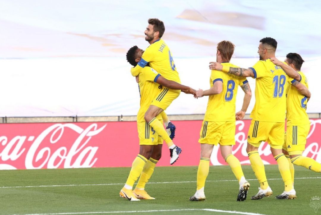Los jugadores del Cádiz celebran el gol conseguir por el Choco Lozano. Los jugadores del Cádiz celebran el gol conseguir por el Choco Lozano.