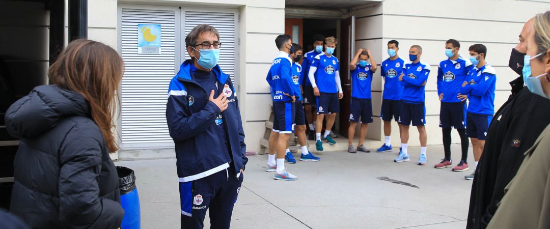 Fernando Vázquez saluda a la alcaldesa de A Coruña, Inés Rey, y al alcalde de Abegondo, José Antonio Santiso, en el último entrenamiento tras el primer partido d ela temporada Fernando Vázquez saluda a la alcaldesa de A Coruña, Inés Rey, y al alcalde de Abegondo, José Antonio Santiso, en el último entrenamiento tras el primer partido d ela temporada
