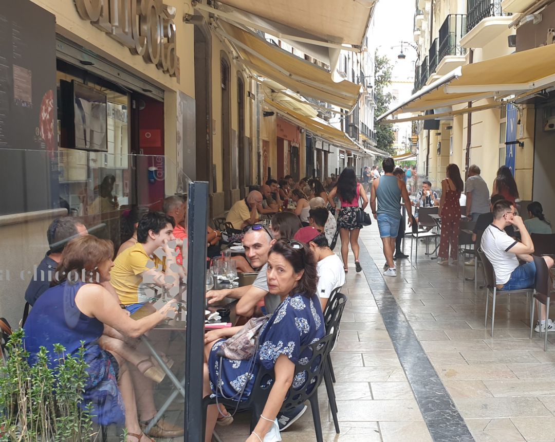 Terrazas en Granada, en una imagen del mes de septiembre Terrazas en Granada, en una imagen del mes de septiembre