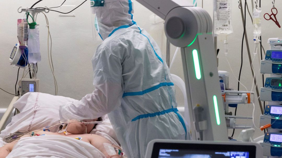 Profesional sanitario atiende a un enfermo. Profesional sanitario atiende a un enfermo.