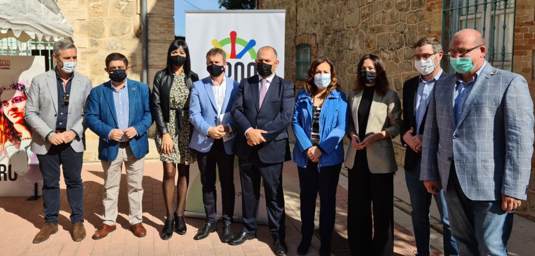 Representantes políticos y de la asociación PROA durante la presentación de la obra. Representantes políticos y de la asociación PROA durante la presentación de la obra.