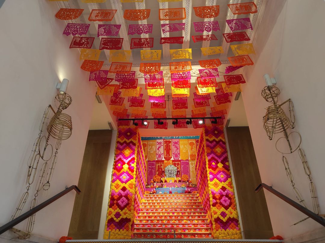 Mega-altar del Día de Muertos en la Casa de México en España Mega-altar del Día de Muertos en la Casa de México en España