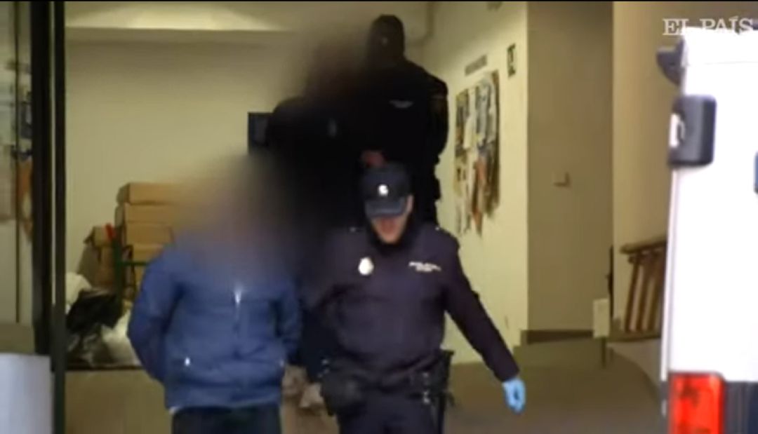 Dos de los detenidos acompañados por agentes de la policía Dos de los detenidos acompañados por agentes de la policía