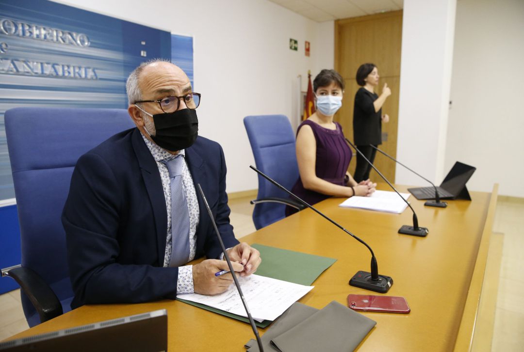 El consejero de Sanidad, Miguel Rodríguez, y la directora general de Salud Pública, Paloma Navas
GOBIERNO DE CANTABRIA LARA REVI
El consejero de Sanidad, Miguel Rodríguez, y la directora general de Salud Pública, Paloma Navas
GOBIERNO DE CANTABRIA LARA REVI