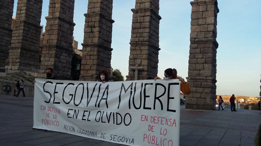 La cabecera de la manifestación junto al Acueducto sin aglomeración de personas, que se han quedado separadas para guardar la distancias de seguridad La cabecera de la manifestación junto al Acueducto sin aglomeración de personas, que se han quedado separadas para guardar la distancias de seguridad