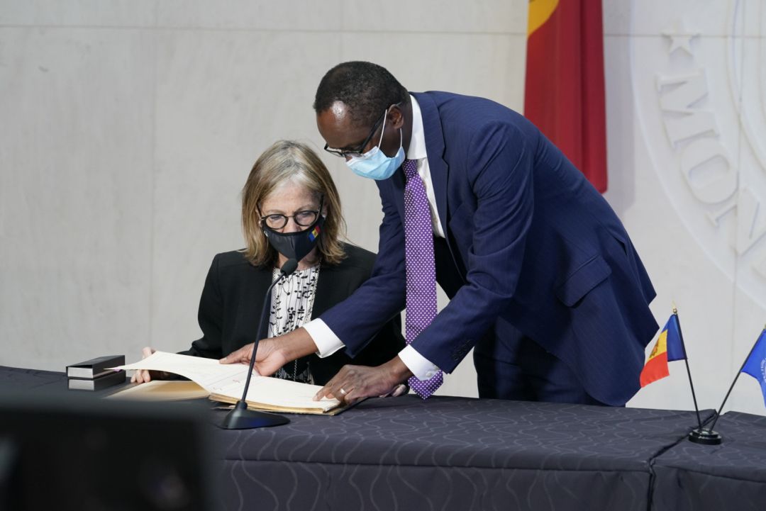 L'ambaixadora d'Andorra als Estats Units, Elisenda Vives, a la seu de l'FMI. L'ambaixadora d'Andorra als Estats Units, Elisenda Vives, a la seu de l'FMI.