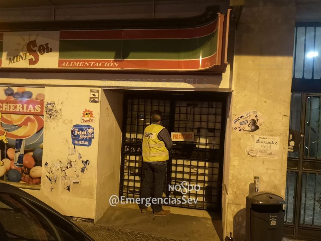 Uno de los establecimientos precintados anoche por la policía local Uno de los establecimientos precintados anoche por la policía local