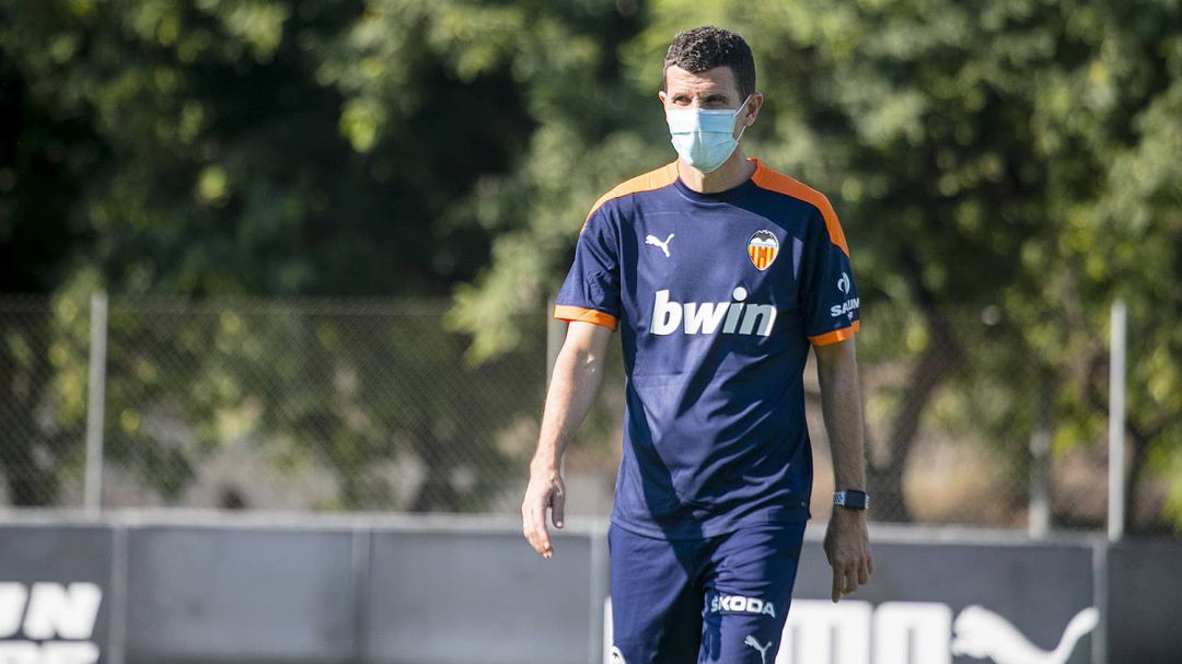 Javi Gracia, durante un entrenamiento en la Ciudad Deportiva de Paterna. Javi Gracia, durante un entrenamiento en la Ciudad Deportiva de Paterna.