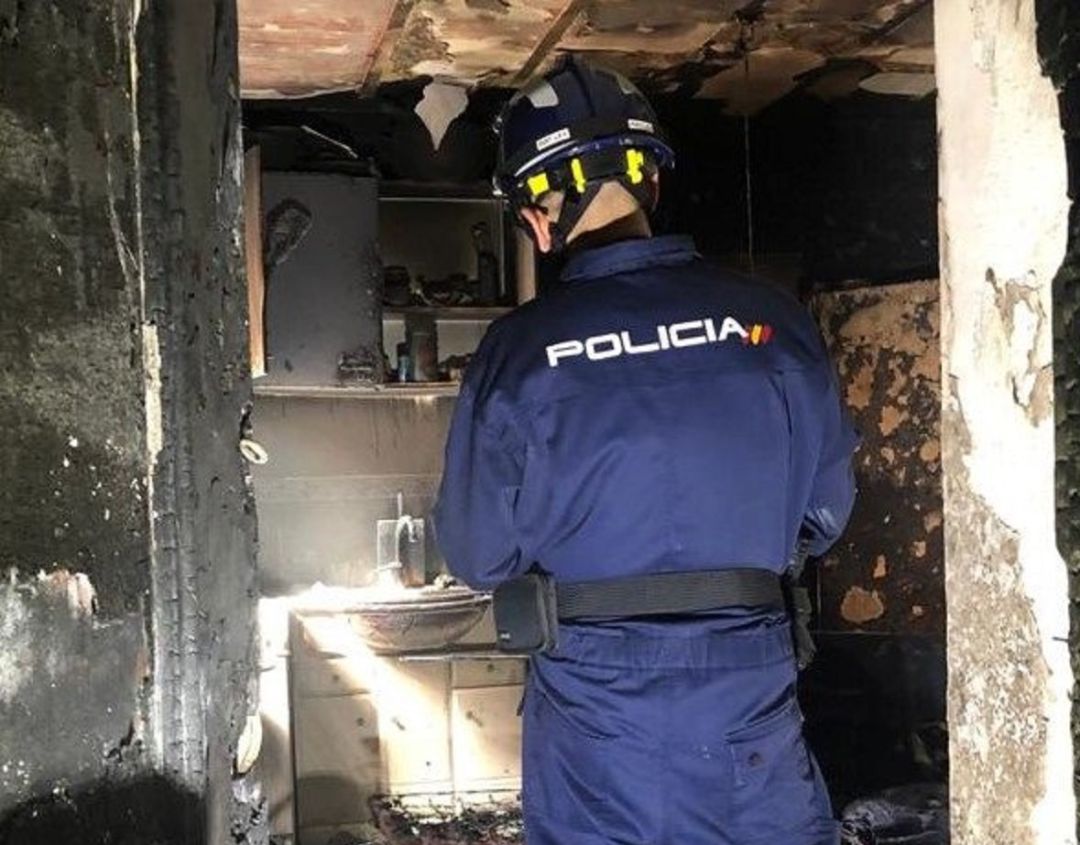 Un agente tomando muestras en el incendio de la calle Pescadores Un agente tomando muestras en el incendio de la calle Pescadores