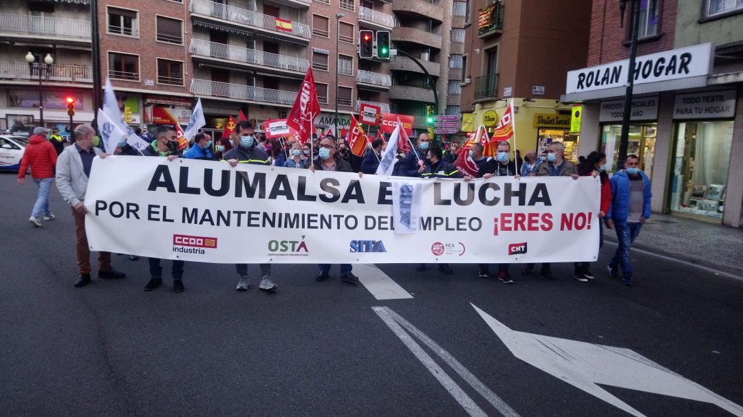 Manifestación de los trabajadores de Alumalsa por las calles de Zaragoza Manifestación de los trabajadores de Alumalsa por las calles de Zaragoza
