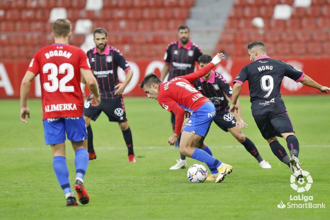 Pedro Díaz trata de controlar un balón. Pedro Díaz trata de controlar un balón.