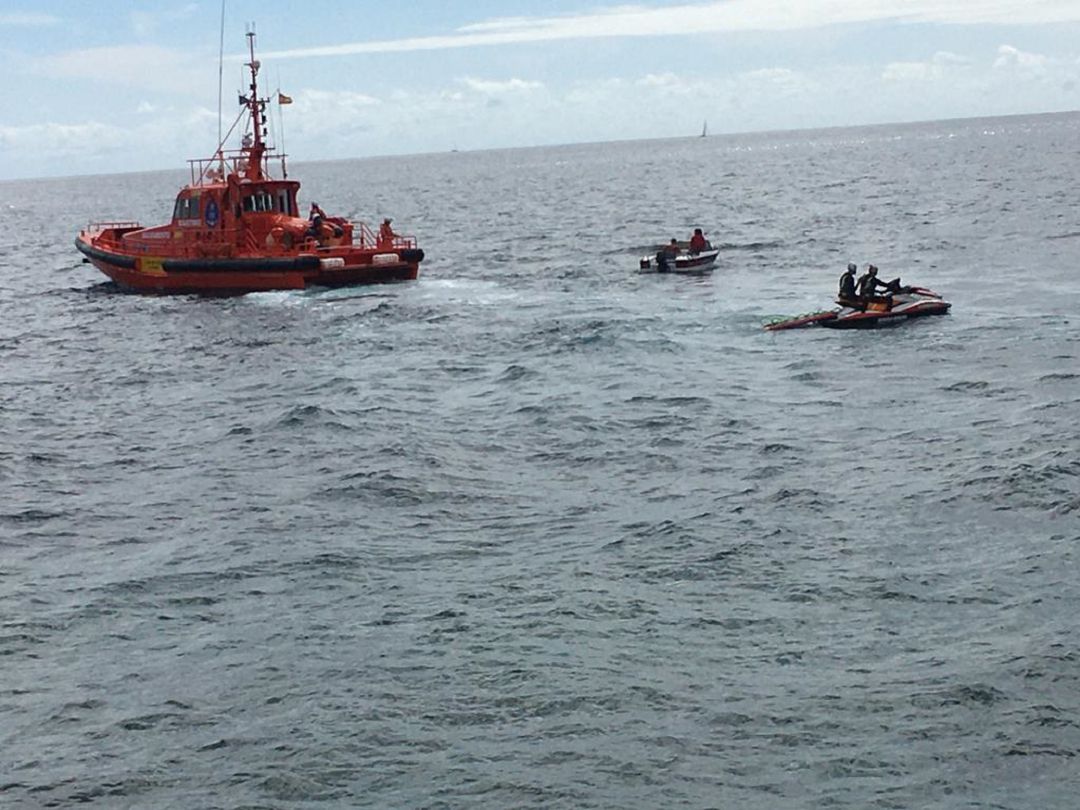 En la embarcación a la deriva viajaban dos personas que fueron rescatadas por Salvamento Marítimo. En la embarcación a la deriva viajaban dos personas que fueron rescatadas por Salvamento Marítimo.