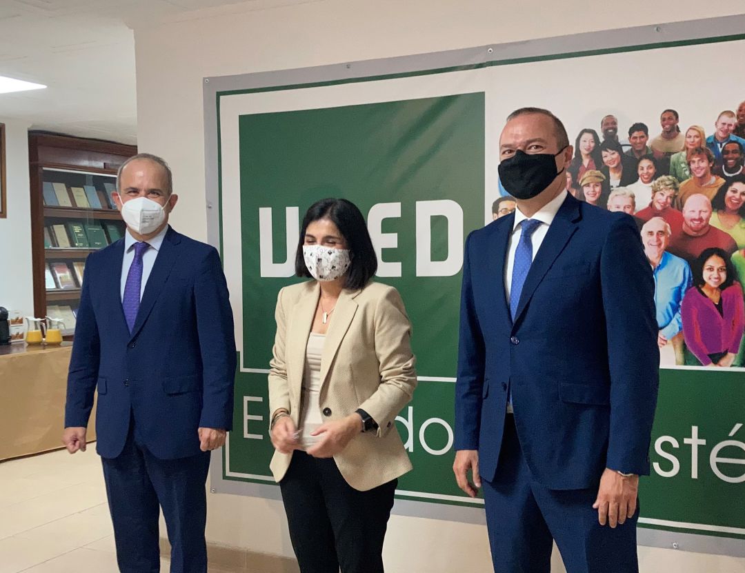 La ministra de Política terrorial flanqueada por el rector de la UNED y el alcalde de Las Palmas de Gran Canaria La ministra de Política terrorial flanqueada por el rector de la UNED y el alcalde de Las Palmas de Gran Canaria