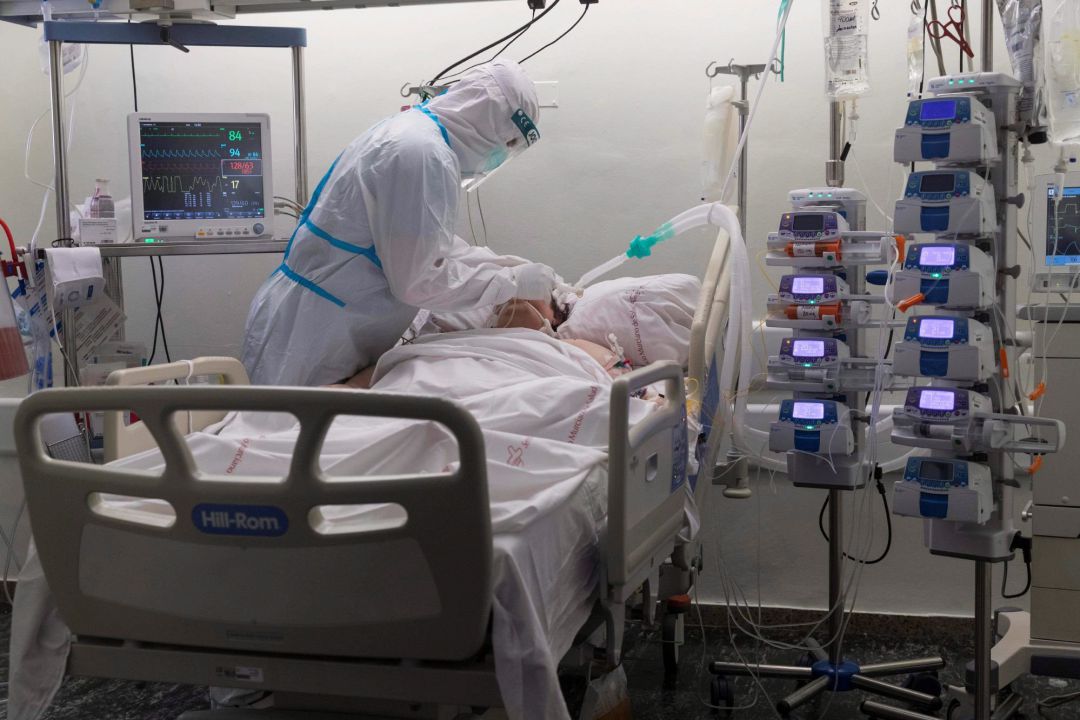 La primera oleada del coronavirus generó una sensación de pérdida de control en las unidades de cuidados intensivas, pero en la segunda la experiencia, el refuerzo de materiales y plantillas y el mayor conocimiento de la enfermedad hacen más llevadero el día a día de los sanitarios La primera oleada del coronavirus generó una sensación de pérdida de control en las unidades de cuidados intensivas, pero en la segunda la experiencia, el refuerzo de materiales y plantillas y el mayor conocimiento de la enfermedad hacen más llevadero el día a día de los sanitarios
