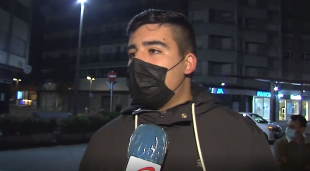 El joven se bajó la mascarilla "claramente" para comer pistachos. El joven se bajó la mascarilla "claramente" para comer pistachos.