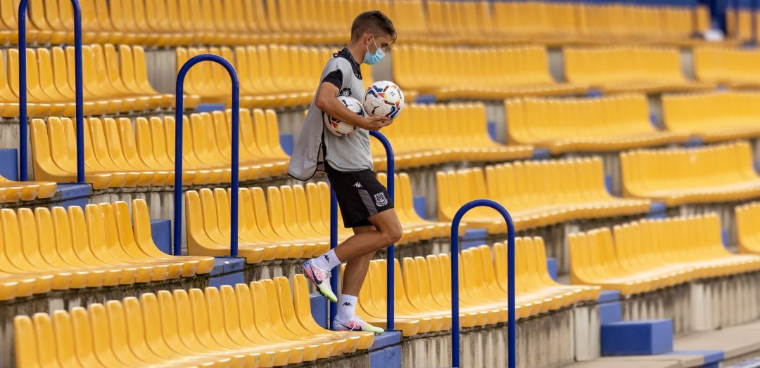 Un futbolista del Alcorcón, en la previa de un encuentro de Segunda de la presente temporada en Santo Domingo Un futbolista del Alcorcón, en la previa de un encuentro de Segunda de la presente temporada en Santo Domingo