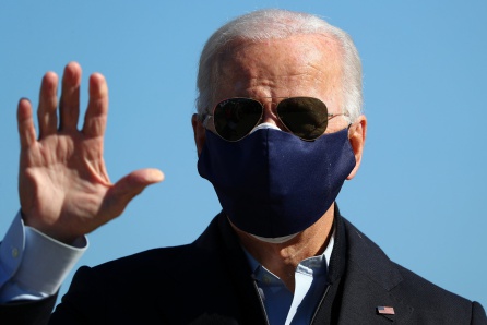 El candidato demócrata Joe Biden saluda a los periodistas en Carolina del Norte El candidato demócrata Joe Biden saluda a los periodistas en Carolina del Norte
