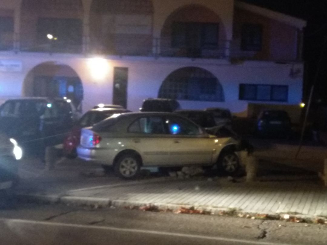 El vehículo ha quedado detenido sobre los restos de uno de los pivotes derribados El vehículo ha quedado detenido sobre los restos de uno de los pivotes derribados