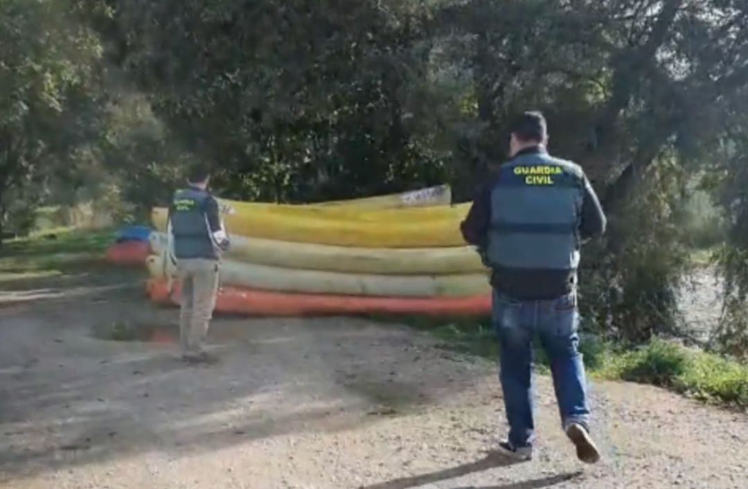 Investigadores de la Guardia Civil durante las pesquisas Investigadores de la Guardia Civil durante las pesquisas