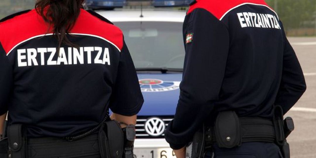 Los ertzainas iniciaron las investigaciones y comprobaron cómo muchas personas accedían con frecuencia a este local y después se marchaban tras permanecer poco tiempo en su interior.
Los ertzainas iniciaron las investigaciones y comprobaron cómo muchas personas accedían con frecuencia a este local y después se marchaban tras permanecer poco tiempo en su interior.