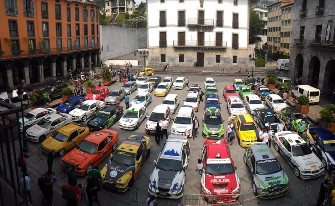El suceso se ha producido minutos antes de las 11.00 horas cuando el vehículo deportivo circulaba por el punto kilométrico 2,5 de la GI-3740. Al parecer, el automóvil se ha salido de la calzada y ha colisionado contra un muro. El suceso se ha producido minutos antes de las 11.00 horas cuando el vehículo deportivo circulaba por el punto kilométrico 2,5 de la GI-3740. Al parecer, el automóvil se ha salido de la calzada y ha colisionado contra un muro.
