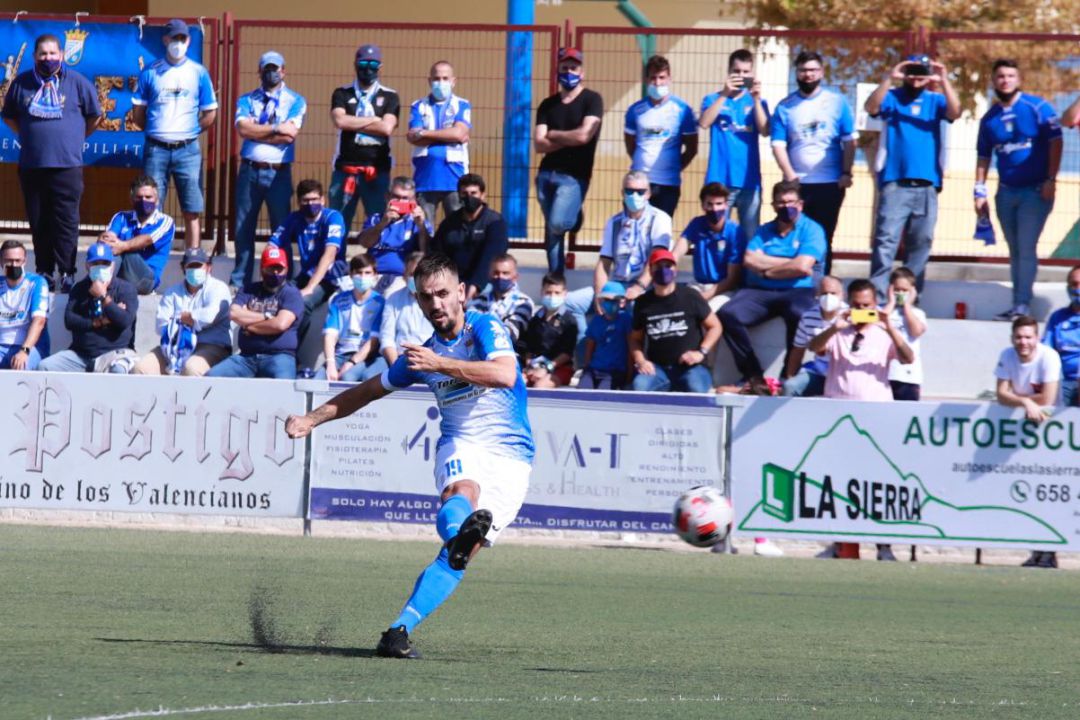 Carlos Calvo de falta directa desde la frontal marca el segundo para los azulinos Carlos Calvo de falta directa desde la frontal marca el segundo para los azulinos