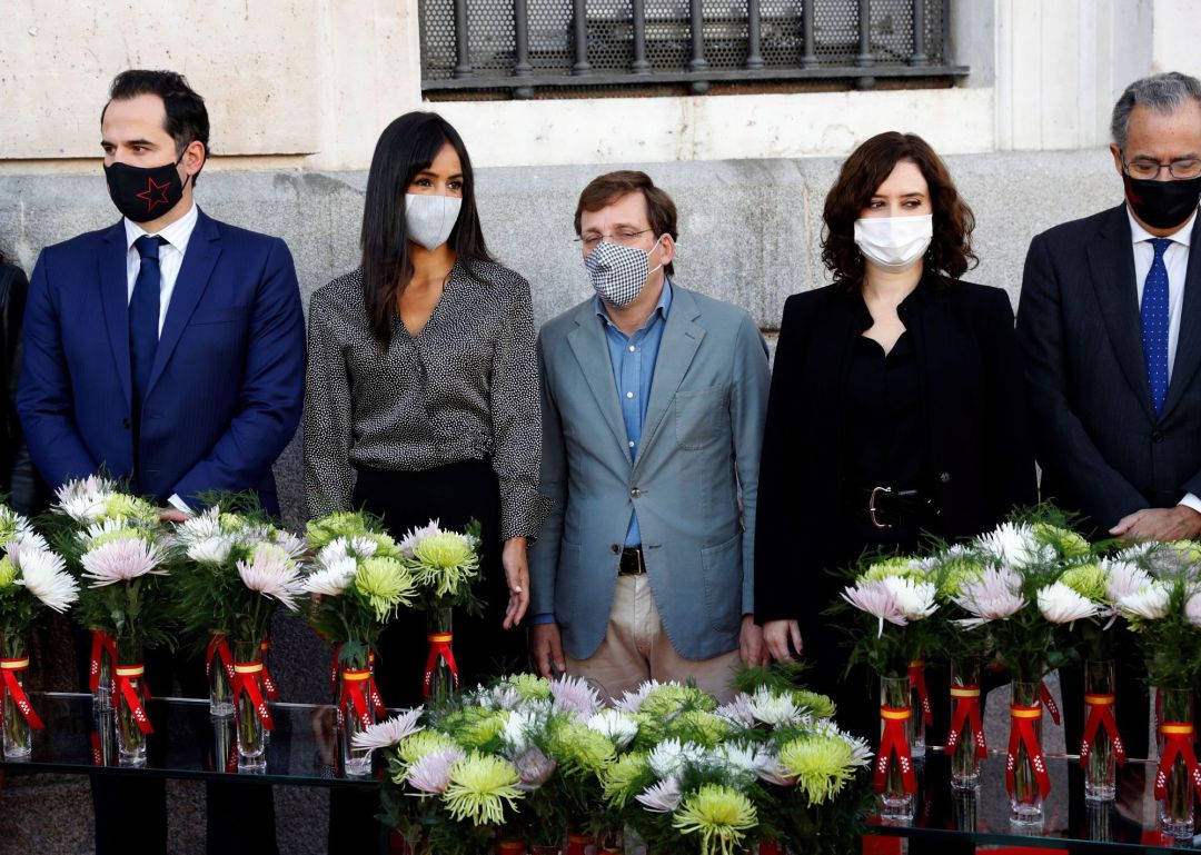 La presidenta regional Isabel Díaz Ayuso (2d), el vicepresidente, Ignacio Aguado (i), el alcalde, José Luis Martínez Almedia (c) y la vicealcaldesa, Begoña Villacís, durante el homenaje que la Comunidad de Madrid rinde a las víctimas de la COVID-19 La presidenta regional Isabel Díaz Ayuso (2d), el vicepresidente, Ignacio Aguado (i), el alcalde, José Luis Martínez Almedia (c) y la vicealcaldesa, Begoña Villacís, durante el homenaje que la Comunidad de Madrid rinde a las víctimas de la COVID-19