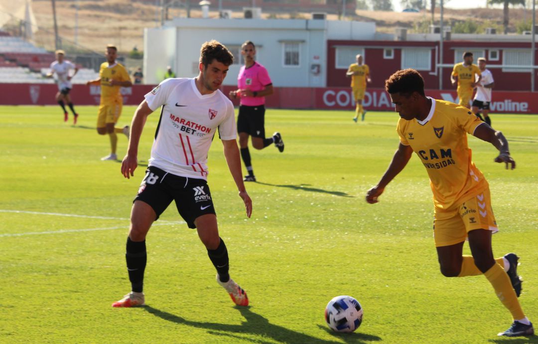 Mustafá controla el balón Mustafá controla el balón
