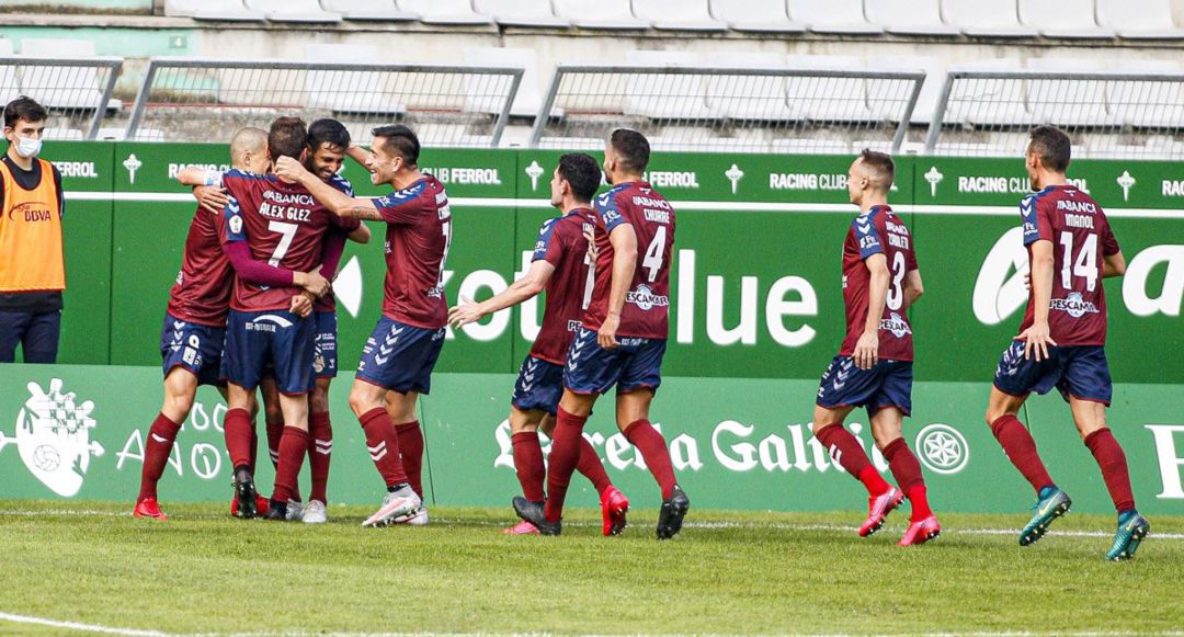 Los granates celebran uno de los goles ante el Racing de Ferrol Los granates celebran uno de los goles ante el Racing de Ferrol