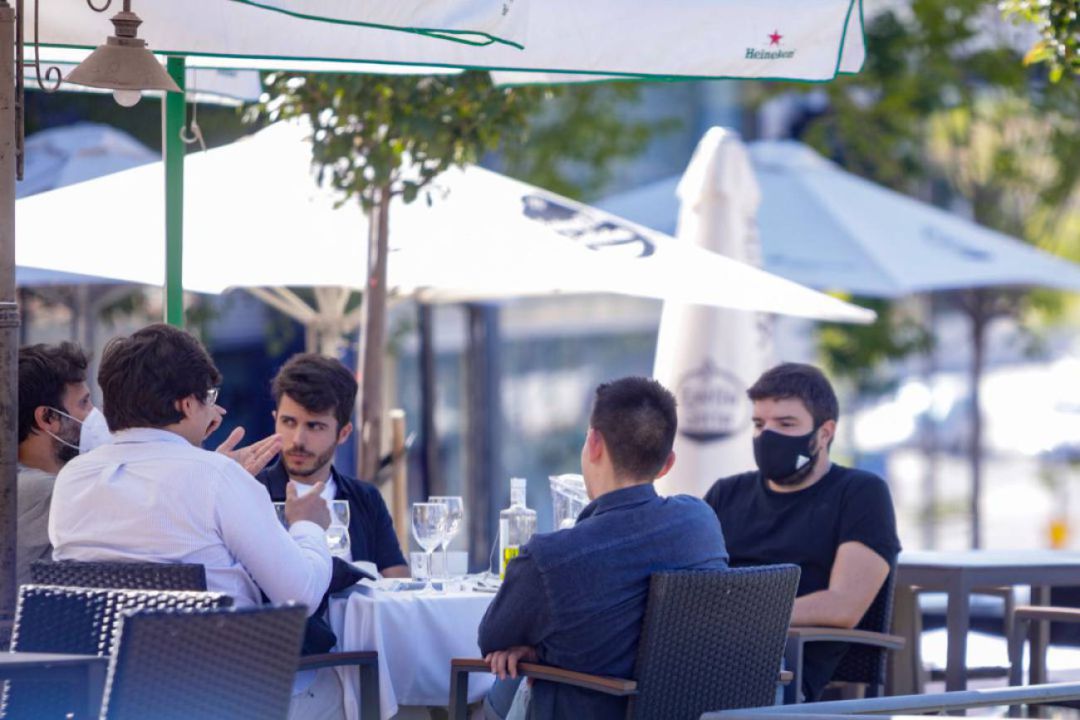 Clientes tomando algo en la terraza de un bar Clientes tomando algo en la terraza de un bar