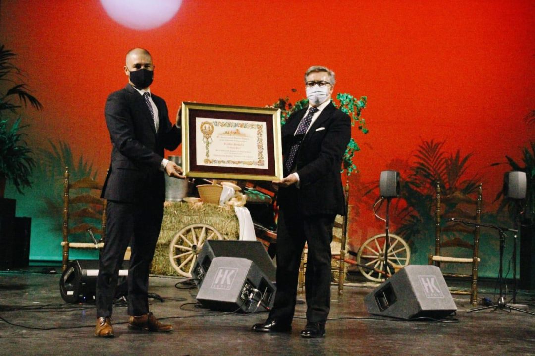 Ildefonso Vergara, director comercial de la Cadena SER Andalucía, recoge el reconocimiento del Festival a la Cadena SER por su apoyo al flamenco, de manos del concejal del Ayuntamiento de Alcalá de Guadaíra, Francisco Jesús Mora-
Ildefonso Vergara, director comercial de la Cadena SER Andalucía, recoge el reconocimiento del Festival a la Cadena SER por su apoyo al flamenco, de manos del concejal del Ayuntamiento de Alcalá de Guadaíra, Francisco Jesús Mora-
