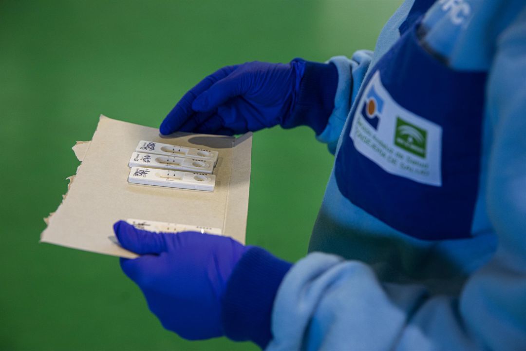 Sanitarios en la prueba de test antígenos para el cribado masivo de la detección del covid 19 en el municipio de Utrera, Sevilla Sanitarios en la prueba de test antígenos para el cribado masivo de la detección del covid 19 en el municipio de Utrera, Sevilla