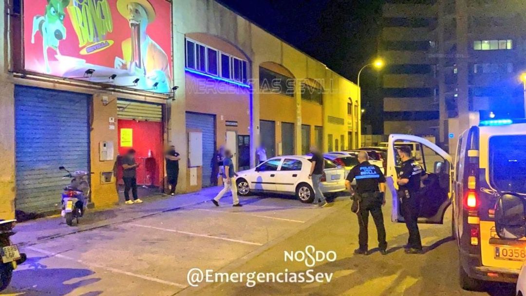 La policía local inspeccionando un establecimiento La policía local inspeccionando un establecimiento
