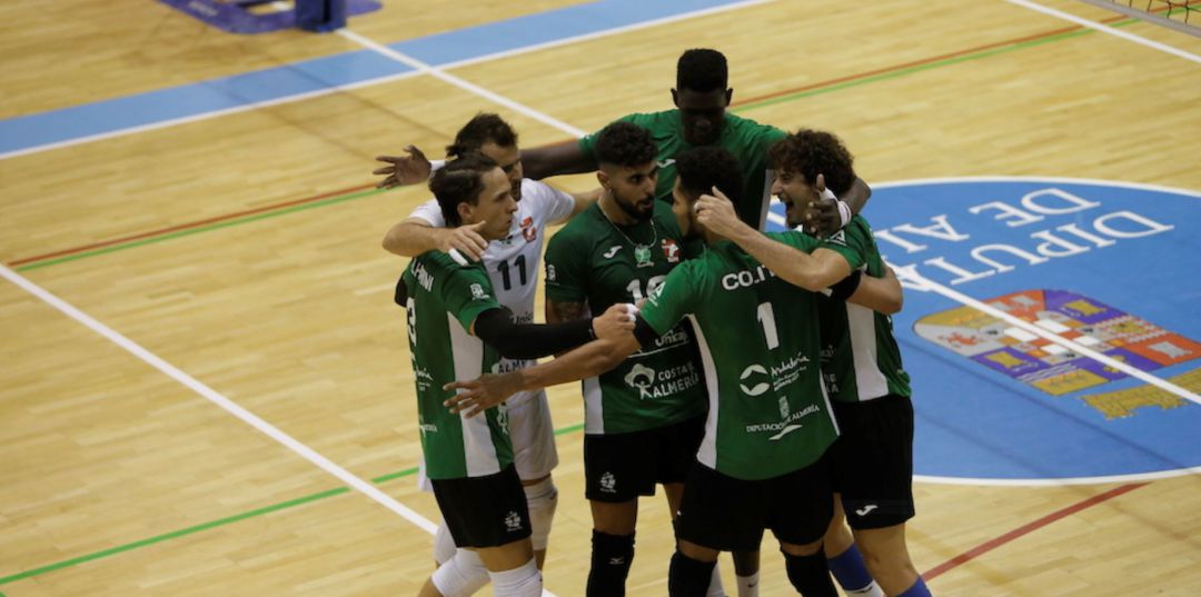 Los almerienses celebrando la victoria. Los almerienses celebrando la victoria.