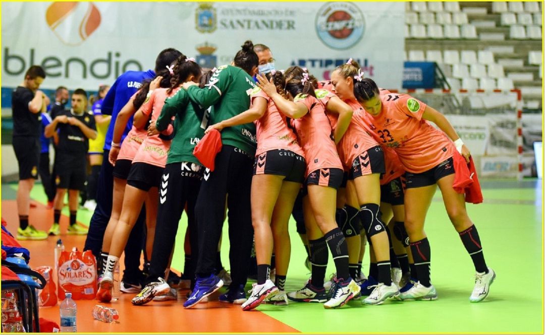 Jugadoras y cuerpo técnico del Lanzarote Puerto del Carmen en la cancha del Pereda de Santander. Jugadoras y cuerpo técnico del Lanzarote Puerto del Carmen en la cancha del Pereda de Santander.
