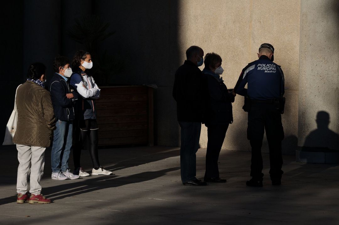 Varias personas esperan en las inmediaciones del Centro Municipal de Mayores Príncipe de Asturias, en la zona de salud básica de Doctor Cirajas, en Ciudad Lineal, a realizarse test de antígenos, en Madrid (España) Varias personas esperan en las inmediaciones del Centro Municipal de Mayores Príncipe de Asturias, en la zona de salud básica de Doctor Cirajas, en Ciudad Lineal, a realizarse test de antígenos, en Madrid (España)