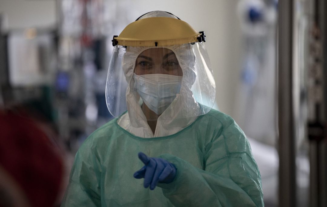 Una sanitaria trabaja en la Unidad de Cuidados Intensivos (UCI) dedicada a enfermos de coronavirus del Hospital Universitario Ramón y Cajal, en Madrid (España) Una sanitaria trabaja en la Unidad de Cuidados Intensivos (UCI) dedicada a enfermos de coronavirus del Hospital Universitario Ramón y Cajal, en Madrid (España)