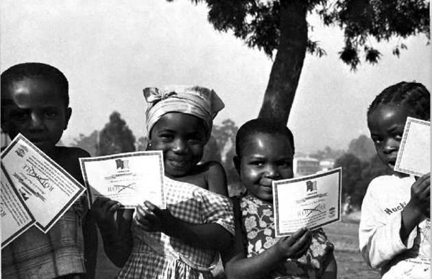 Unos niños cameruneses exhiben sus certificados de vacunación de la viruela en 1975. Unos niños cameruneses exhiben sus certificados de vacunación de la viruela en 1975.